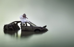 Cкрипачка на затонувшем авто