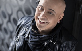 Доминик Джокер с серьгой 