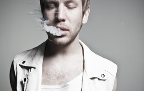 Иван Дорн курит