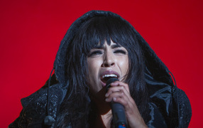Loreen поет на красном фоне