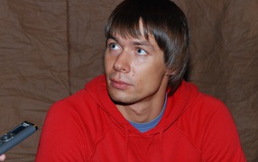 Стас Пьеха в красной олимпийке