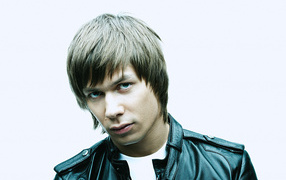 Стас Пьеха в кожаной куртке