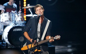 Стас Пьеха поет под гитару