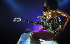 Девушка в ванной с гитарой