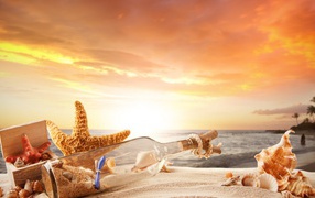 Бутылка с песком на пляже