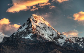 Горящие облака над вершинами гор