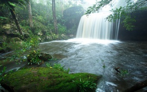 Pадужный водопад