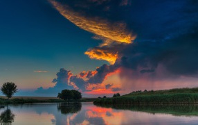 Закат на фоне реки