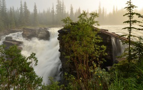 Водопад на камнях