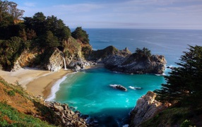 Небольшой пляж с водопадом