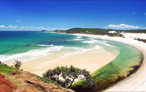 Вид на пляж с горы