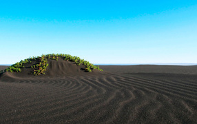 Пляж с черным песком