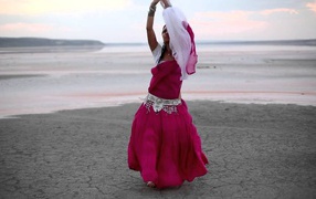 Танец девушки на пляже