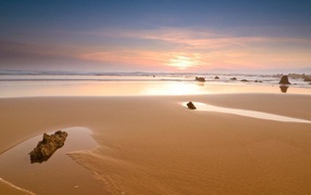 Золотой песок на пляже