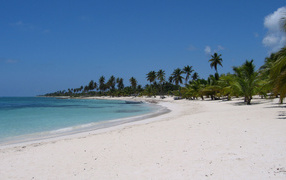 Красивый вид на белый пляж