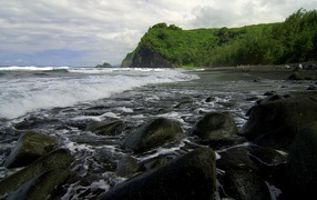 Каменистый пляж на Гаваях