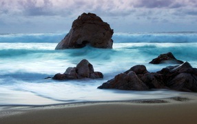 Камни на песчаном пляже