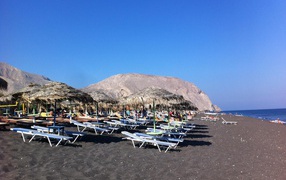 Отдых на черном пляже