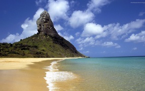 Скала у пляжа