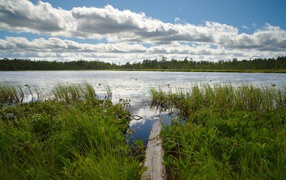 Облака над озером