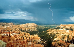 Молния ударила в землю