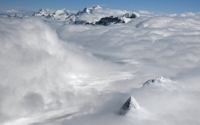 Вершины гор в облаках