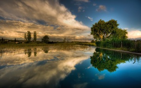 Отражение облаков в воде