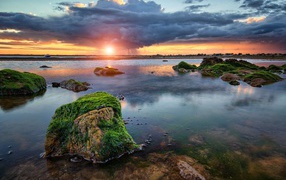 Солнце село за грозовое облако