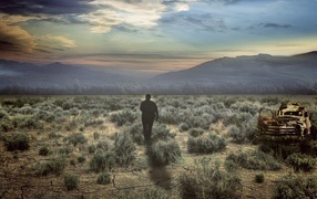 Человек идет по пустыне