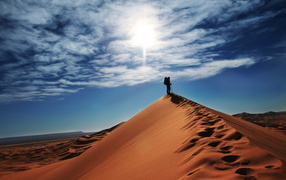 Одинокий путник в пустыне