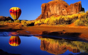 Лужа на дороге и воздушный шар