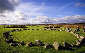 Круг из камней на поле