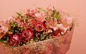 Basket with a bouquet of roses and gladioli