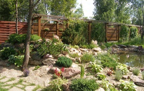 Красивая альпийская горка в саду