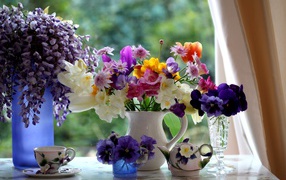 Красивые цветы в вазе виола (фиалка,анютины глазки)