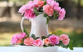 Букет в белом кувшине