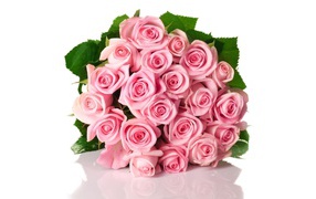 Букет роз на блестящей поверхности