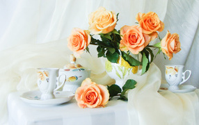 Букет роз на белом столе
