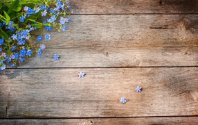 Букет на деревянном столе