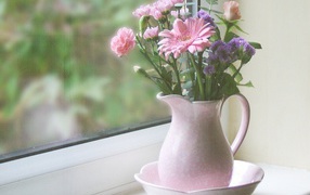 Цветы в кувшине на окне