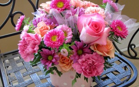 Цветы на кованном стуле