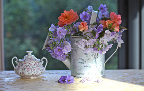 Букет цветов и сахарница