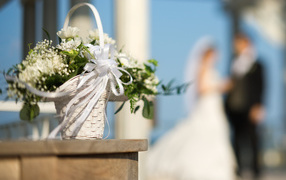 Свадебный букет в белой корзине