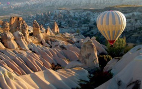 Воздушный шар над белыми горами