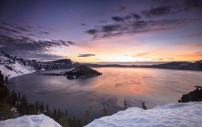 Горное озеро с островом