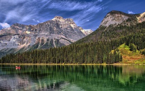 Горный пейзаж с озером