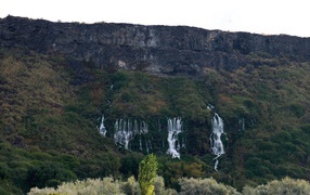 Потоки воды текущие с гор