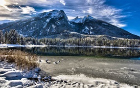 Горный пейзаж с замерзшим озером