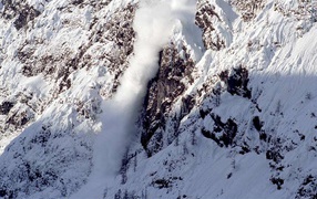 Сход лавины в горах