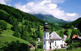 Белая часовня в горах